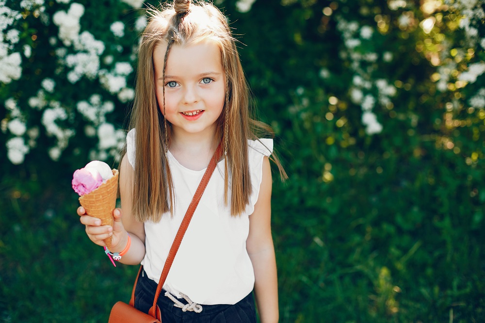 Niña comiendo helado